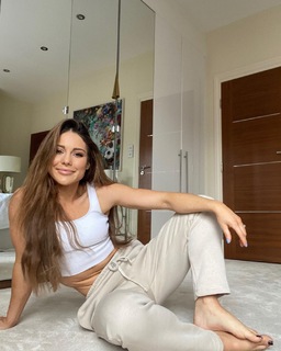 Louise Thompson feet photo thumbnail