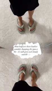 Louise Thompson feet photo thumbnail
