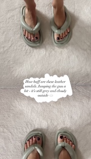 Louise Thompson feet photo thumbnail