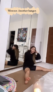 Louise Thompson feet photo thumbnail