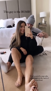 Louise Thompson feet photo thumbnail