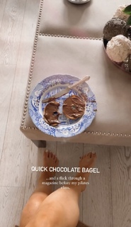 Louise Thompson feet photo thumbnail