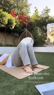 Louise Thompson feet photo thumbnail