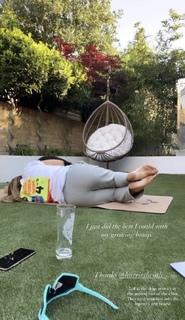 Louise Thompson feet photo thumbnail