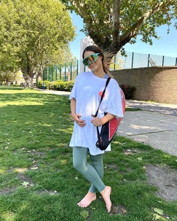 Louise Thompson feet photo thumbnail