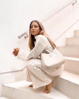 Louise Thompson feet photo thumbnail