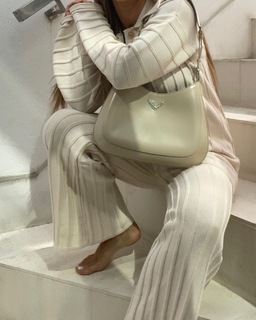 Louise Thompson feet photo thumbnail