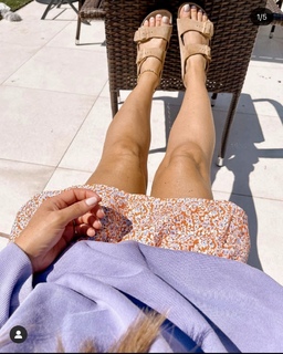 Louise Thompson feet photo thumbnail