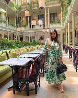 Louise Thompson feet photo thumbnail