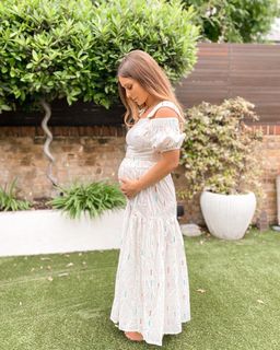 Louise Thompson feet photo thumbnail
