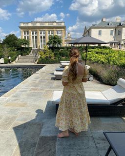 Louise Thompson feet photo thumbnail