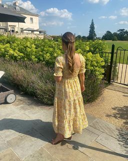 Louise Thompson feet photo thumbnail