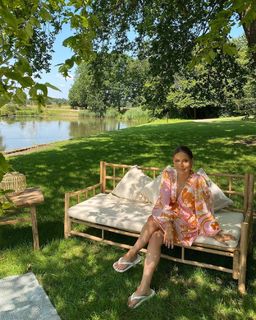 Louise Thompson feet photo thumbnail