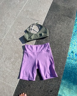 Louise Thompson feet photo thumbnail