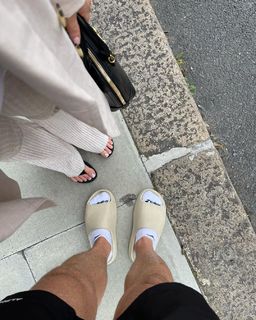 Louise Thompson feet photo thumbnail