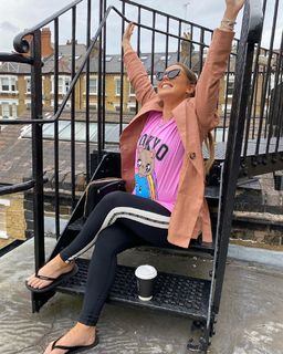 Louise Thompson feet photo thumbnail