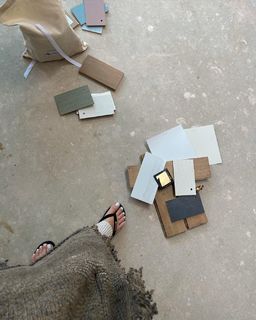 Louise Thompson feet photo thumbnail