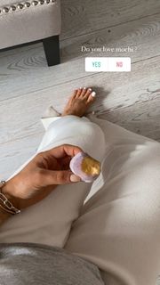Louise Thompson feet photo thumbnail
