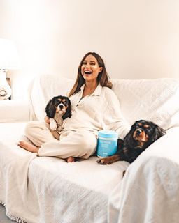 Louise Thompson feet photo thumbnail