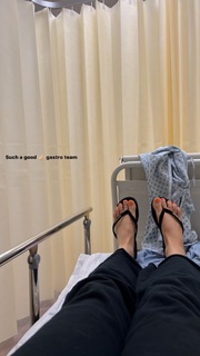 Louise Thompson feet photo thumbnail