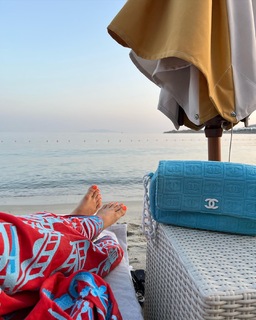 Louise Thompson feet photo thumbnail