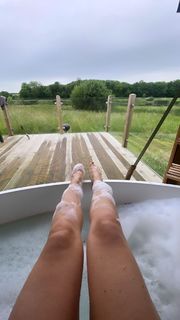 Louise Thompson feet photo thumbnail