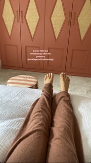 Louise Thompson feet photo thumbnail