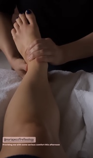 Louise Thompson feet photo thumbnail