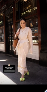 Louise Thompson feet photo thumbnail