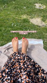 Louise Thompson feet photo thumbnail