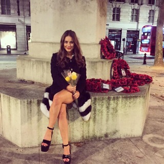 Louise Thompson feet photo thumbnail