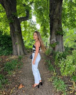 Louise Thompson feet photo thumbnail