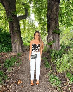 Louise Thompson feet photo thumbnail