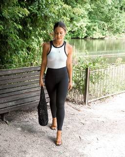 Louise Thompson feet photo thumbnail