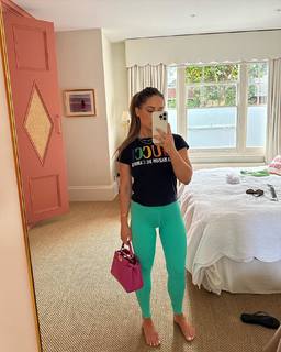 Louise Thompson feet photo thumbnail