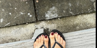 Louise Thompson feet photo thumbnail