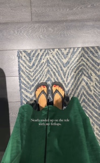 Louise Thompson feet photo thumbnail