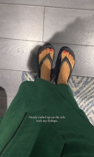 Louise Thompson feet photo thumbnail