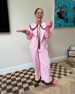 Louise Thompson feet photo thumbnail