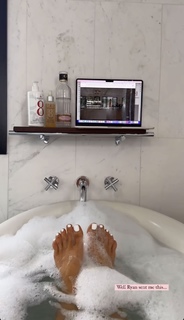 Louise Thompson feet photo thumbnail