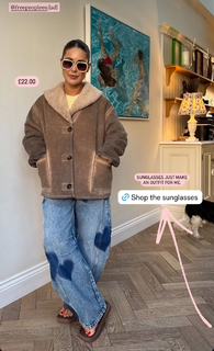 Louise Thompson feet photo thumbnail