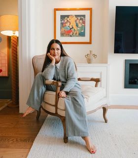 Louise Thompson feet photo thumbnail