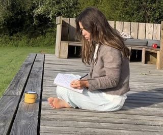 Louise Thompson feet photo thumbnail