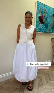 Louise Thompson feet photo thumbnail