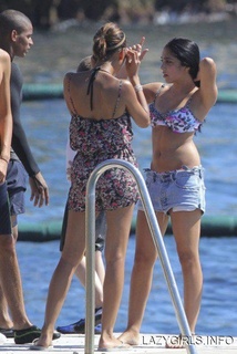 Lourdes Leon feet photo thumbnail