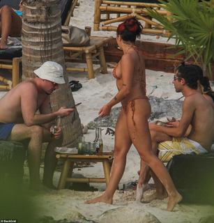 Lourdes Leon feet photo thumbnail