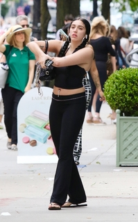 Lourdes Leon feet photo thumbnail
