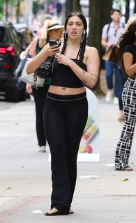 Lourdes Leon feet photo thumbnail