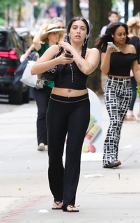 Lourdes Leon feet photo thumbnail