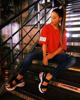 Lourdes Sánchez feet photo 7